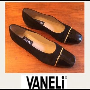 Very nice black leather flats.